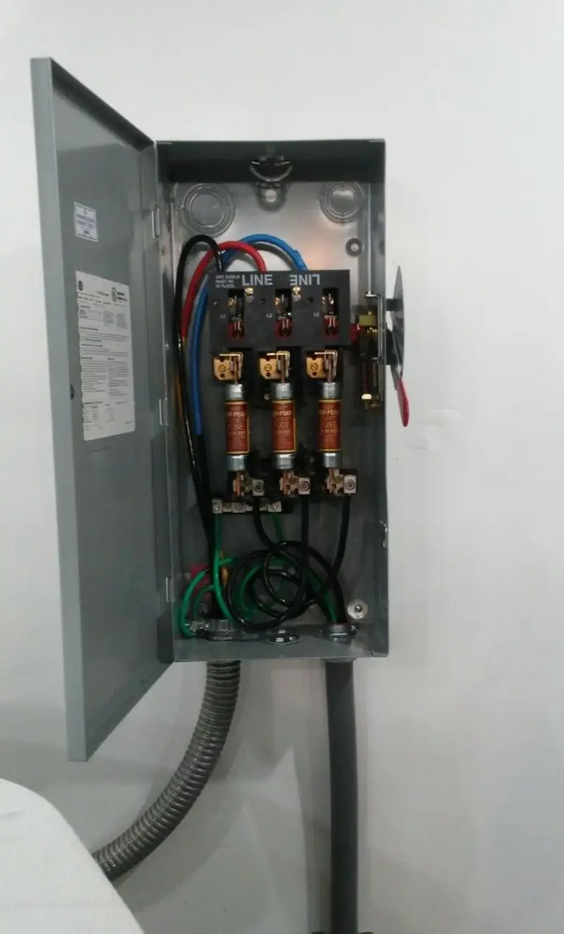 Three-phase disconnect switch installed for Smoke Detector Installation in Mango